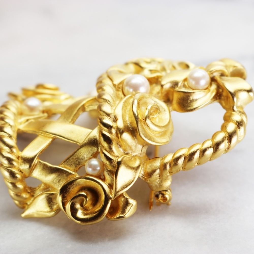 Givenchy 🎉 HP Vintage Rose & Pearl Basket Brooch Mother’s Day Gift!! 💞🫶🏻🛍️ - Picture 10 of 16